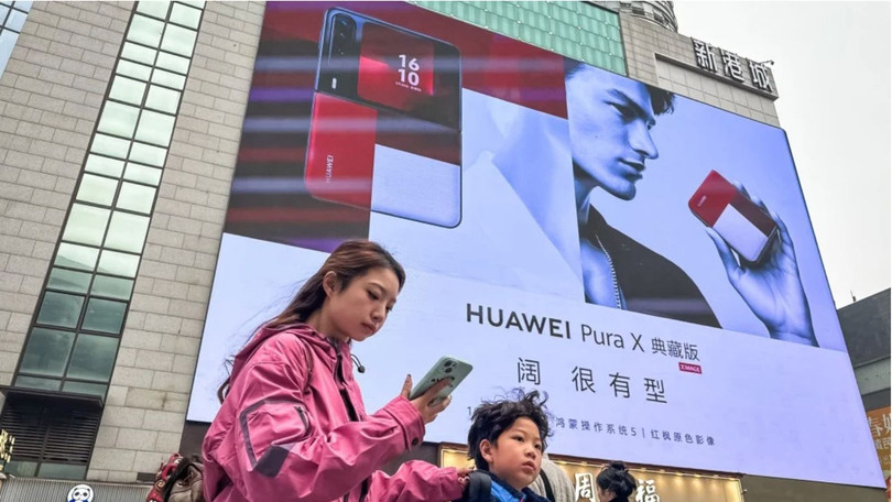 Một biển quảng cáo giới thiệu điện thoại thông minh Huawei Pura X Classic Edition tại Trùng Khánh, Trung Quốc. Ảnh: SCMP.