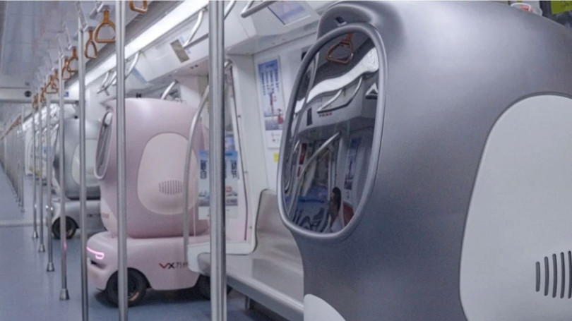 Robot giao hàng xuất hiện trên tàu điện ngầm tại Thâm Quyến. Ảnh: SCMP.