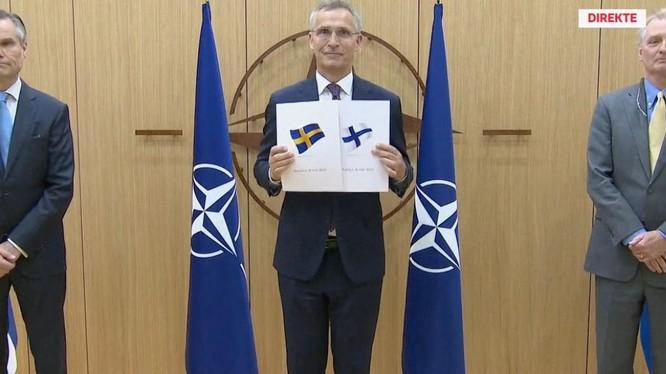 Ngày 18/5, Tổng thư ký NATO Jens Stoltenberg nhận đơn xin gia nhập của đại diện Phần Lan và Thụy Điển. Ngày 18/5, Tổng thư ký NATO Jens Stoltenberg nhận đơn xin gia nhập của đại diện Phần Lan và Thụy Điển.
