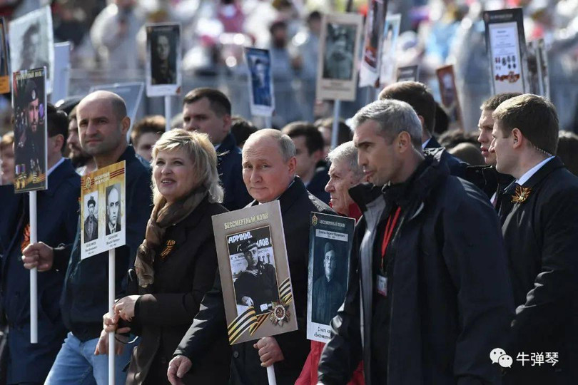 Ông Putin mang ảnh cha tham gia cuộc diễu hành "Binh đoàn Bất tử".