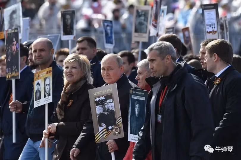 Ông Putin mang ảnh cha tham gia cuộc diễu hành "Binh đoàn Bất tử". Ông Putin mang ảnh cha tham gia cuộc diễu hành "Binh đoàn Bất tử".