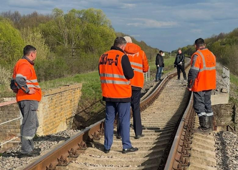 Các thành viên Ủy ban điều tra Nga tại hiện trường vụ cầu đường sắt ở Kursk bị phá hoại.