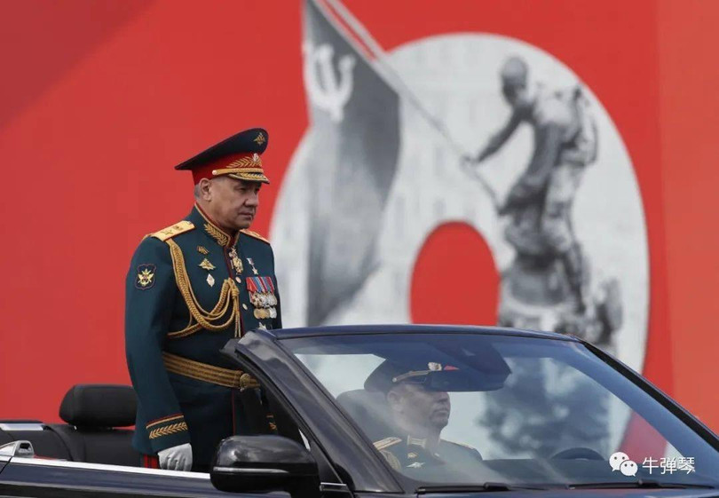 Hình ảnh Hồng quân Liên Xô cắm cờ đỏ búa liềm trên nóc Nhà Quốc hội Đức.