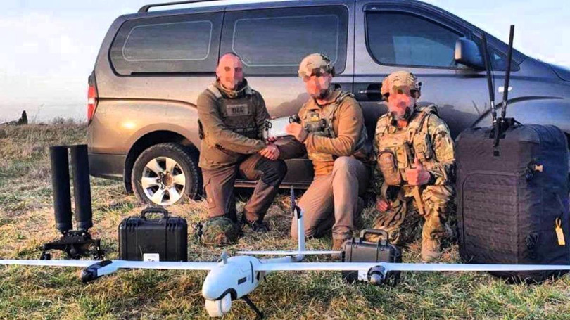 Lính Ukraine khoe ảnh chụp cùng với UAV Vector của Đức.