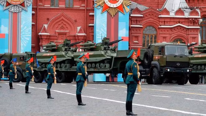 Đoàn xe chở Robot chiến đấu "Uranus-9" tham gia cuộc duyệt binh trên Quảng trường Đỏ (Ảnh: RIA).