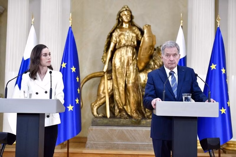 Ngày 16/5, Tổng thống Phần Lan Sauli Niinisto (phải) và Thủ tướng Sanna Marin thông báo Phần Lan xin gia nhập NATO.