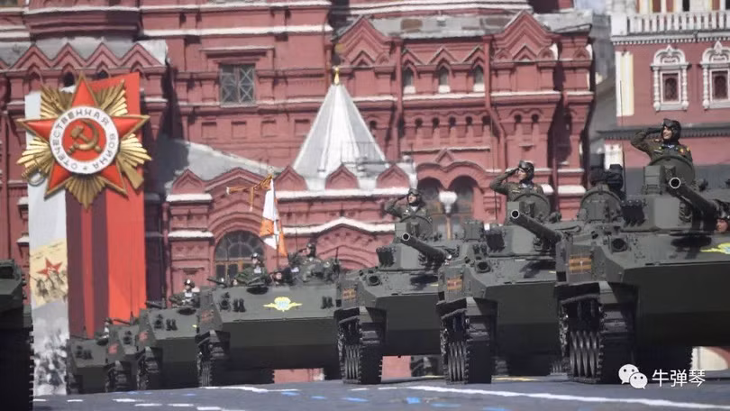 Xe tăng diễu qua Quảng trường Đỏ. Xe tăng diễu qua Quảng trường Đỏ.