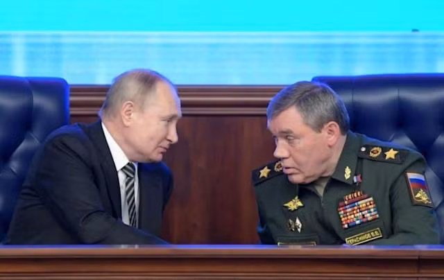 Tổng thống Nga Putin và Tổng Tham mưu trưởng các Lực lượng vũ trang Grasimov.