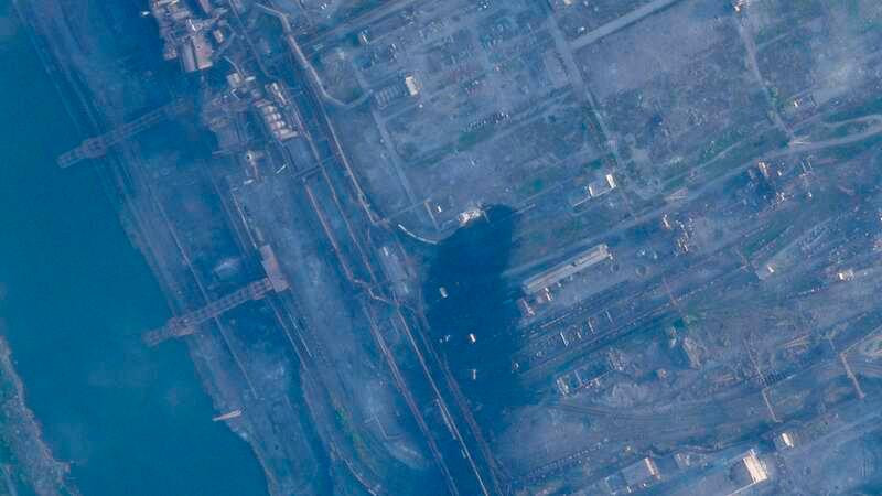 Ảnh vệ tinh chụp Nhà máy thép Azovstal đang bị oanh kích. Ảnh vệ tinh chụp Nhà máy thép Azovstal đang bị oanh kích.