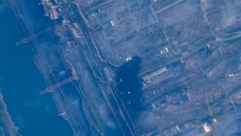 Ảnh vệ tinh chụp Nhà máy thép Azovstal đang bị oanh kích.