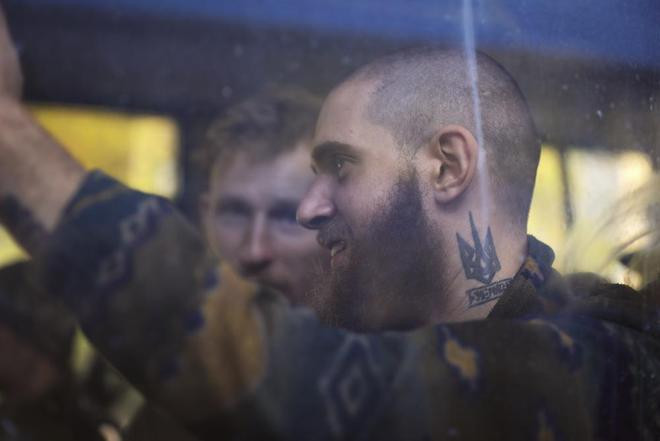 Một lính Tiểu đoàn Azov ra hàng trên xe bus.