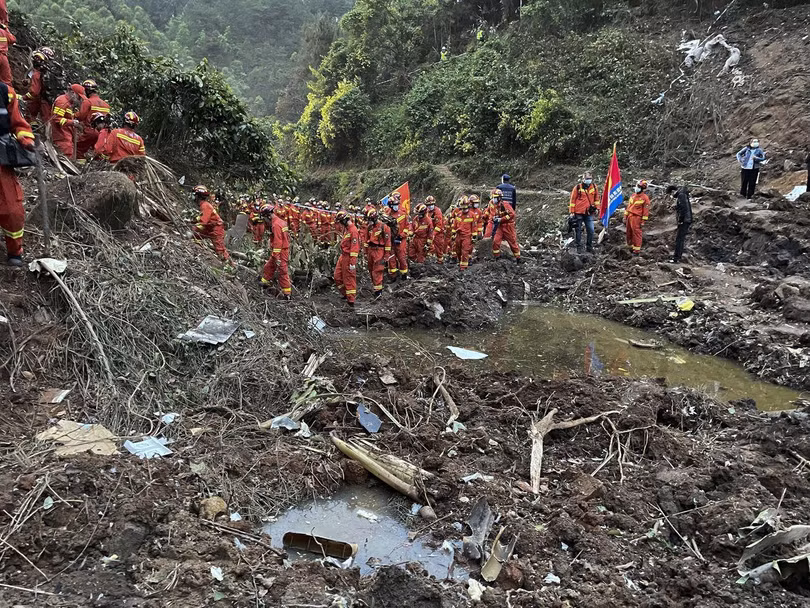 Hiện trường nơi chiếc máy bay MU5735 của hãng China Eastern Airlines đâm xuống đất (Ảnh WSJ).