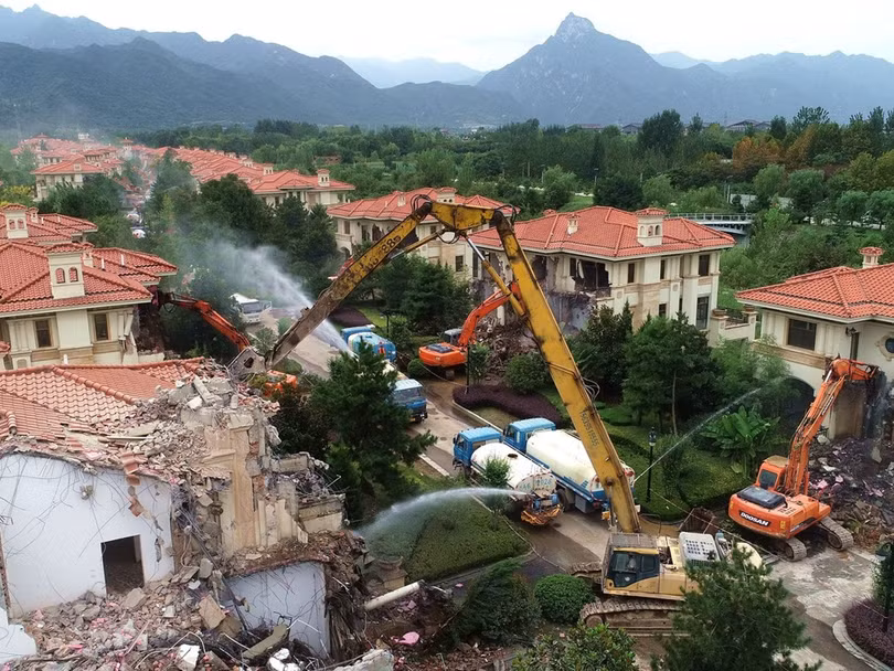 Hàng trăm biệt thự xây dựng trái phép ở Tần Lĩnh đang bị phá dỡ, điều kỳ quặc là nhiều tòa nhà đắt tiền này không có ai nhận là chủ nhân.