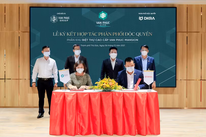 Bà Nguyễn Hương - CEO Đại Phúc Land, đại diện Van Phuc Group và ông Phạm Lâm - Chủ tịch HĐQT kiêm CEO DKRA Vietnam chính thức ký kết hợp tác phân phối độc quyền Van Phuc Mansion và Parkview Shop Villas