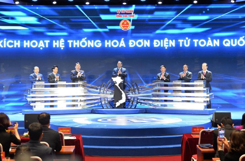 Thủ tướng tham dự buổi kích hoạt hệ thống hóa đơn điện tử. Ảnh: Tổng cục Thuế