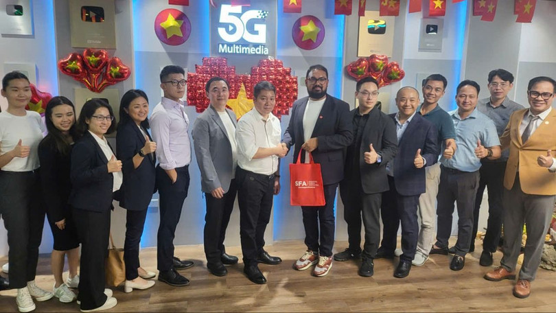 Đại diện SFA tặng quà cho đại diện VDCA.