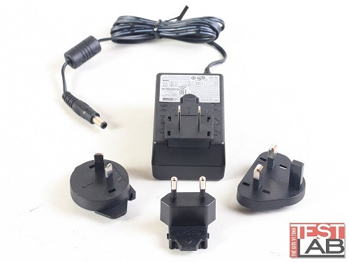 Sản phẩm đi kèm adapter nguồn với nhiều loại đầu cắm khác nhau.