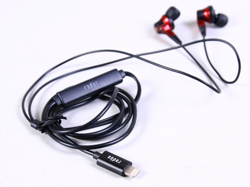 Radius HP-NHL11 có thiết kế dạng tai nghe nhét tai nhưng sử dụng kết nối Lightning vốn chỉ dành riêng cho các thiết bị Apple.