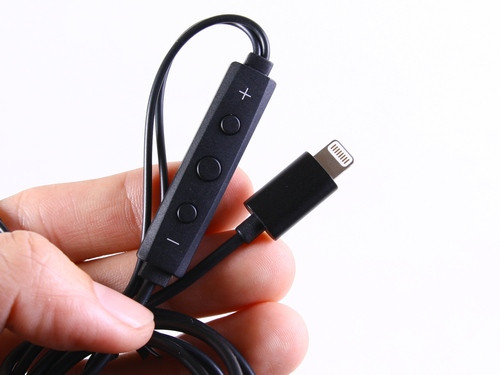 Bộ điều khiển từ xa và đầu cáp Lightning của Radius HP-NHL11.