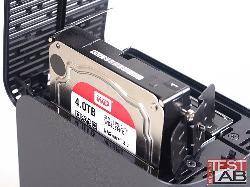Phiên bản thử nghiệm tại Test Lab đi kèm hai ổ cứng WD Red dung lượng 4TB.