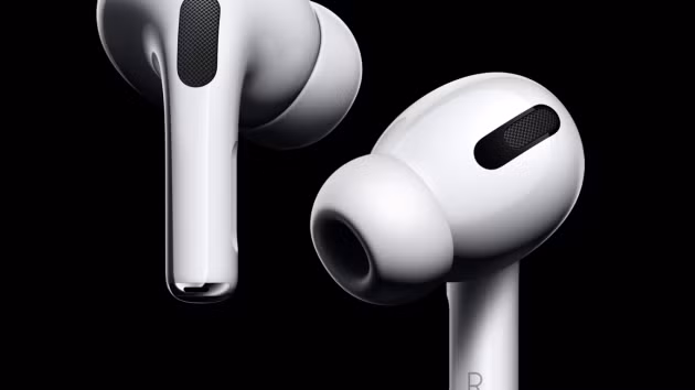 Apple AirPods Pro. Ảnh: CNBC