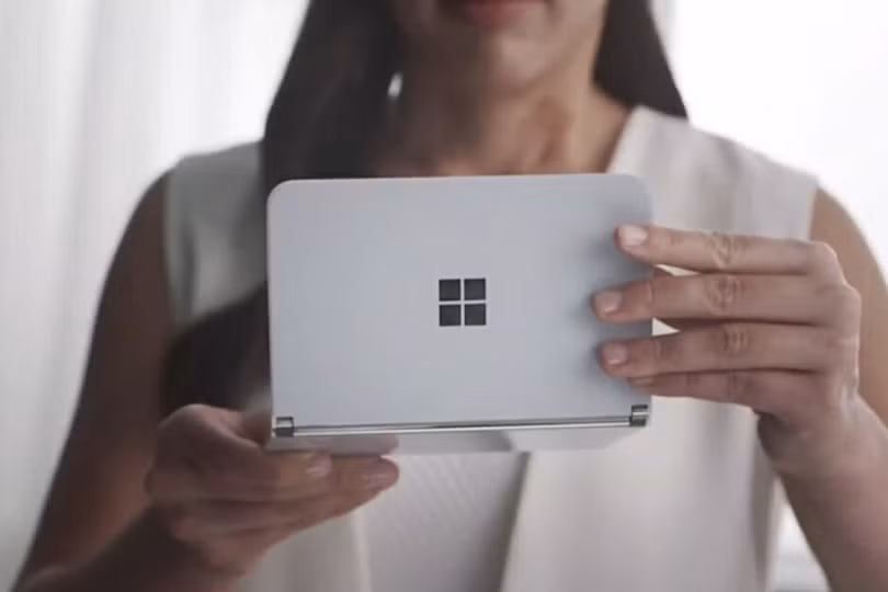 Chiếc Surface Duo của Microsoft. Ảnh: PhoneArena