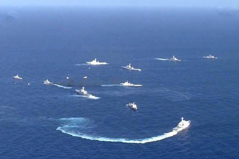 Nhật phản đối các tàu công vụ Trung Quốc nhiều lần đi vào vùng biển quần đảo Senkaku/Điếu Ngư. Trong ảnh: tàu công vụ hai bên đụng đầu nhau gần quần đảo tranh chấp (Ảnh: Dwnews).