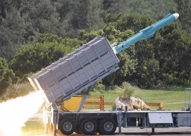 Tên lửa hành trình Hùng Phong-2E của Đài Loan có tầm bắn 1.200km đã được sản xuất hàng loạt và đưa vào trang bị (Ảnh: Dongfang).