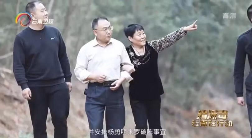 Vợ chồng "đại sư" cùng Dương Dũng Minh lên núi Trường Trùng nghiên cứu lập trận phá trấn yểm phong thủy (Ảnh: Sohu). Vợ chồng "đại sư" cùng Dương Dũng Minh lên núi Trường Trùng nghiên cứu lập trận phá trấn yểm phong thủy (Ảnh: Sohu).