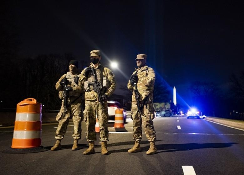 Lính Vệ binh quốc gia phong tỏa Đài tưởng niệm Washington (Ảnh: Dongfang). Lính Vệ binh quốc gia phong tỏa Đài tưởng niệm Washington (Ảnh: Dongfang).
