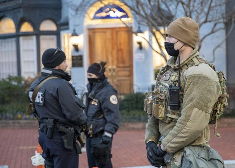 Vệ binh quốc gia và cảnh sát cùng chốt giữ các điểm xung yếu ở Washington (Ảnh: Dongfang). Vệ binh quốc gia và cảnh sát cùng chốt giữ các điểm xung yếu ở Washington (Ảnh: Dongfang).