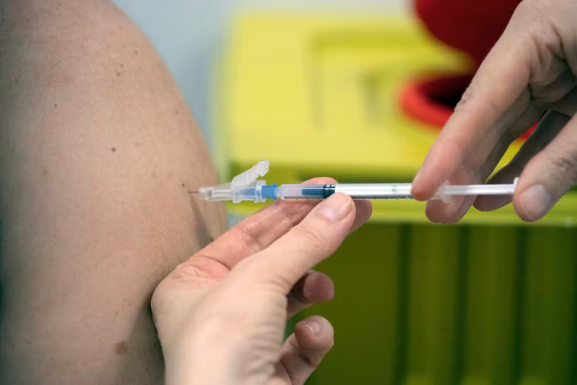 Dân chúng các nước nghèo sẽ phải tiêm vaccine muộn hơn các nước giàu (Ảnh: Dwnews).