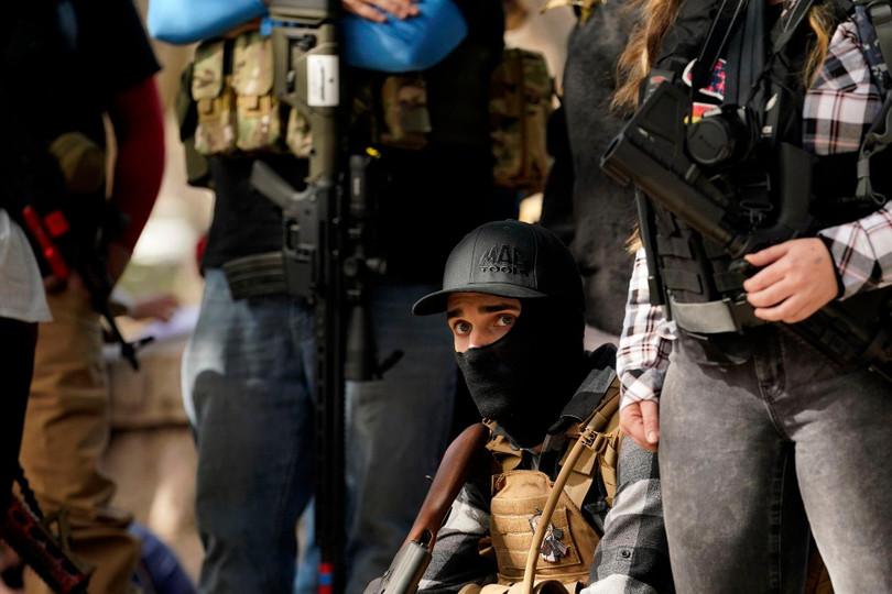 Ngày 17 tháng 1, những người biểu tình có vũ trang tụ tập bên ngoài tòa nhà nghị viện bang Texas ở Austin (Ảnh: AP) Ngày 17 tháng 1, những người biểu tình có vũ trang tụ tập bên ngoài tòa nhà nghị viện bang Texas ở Austin (Ảnh: AP)