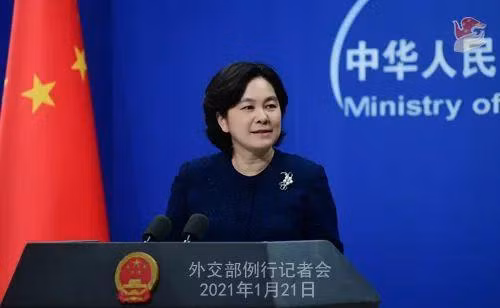 Ngày 21/1, bà Hoa Xuân Oánh khi trả lời câu hỏi nói ngôi làng này nằm trên đất Trung Quốc (Ảnh:Sina). Ngày 21/1, bà Hoa Xuân Oánh khi trả lời câu hỏi nói ngôi làng này nằm trên đất Trung Quốc (Ảnh:Sina).