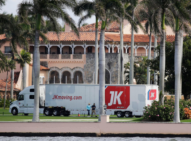 Xe tải vận chuyển đồ đạc của gia đình ông Trump tới Trang trại Mar-a-Lago ở Florida (Ảnh: AP). Xe tải vận chuyển đồ đạc của gia đình ông Trump tới Trang trại Mar-a-Lago ở Florida (Ảnh: AP).