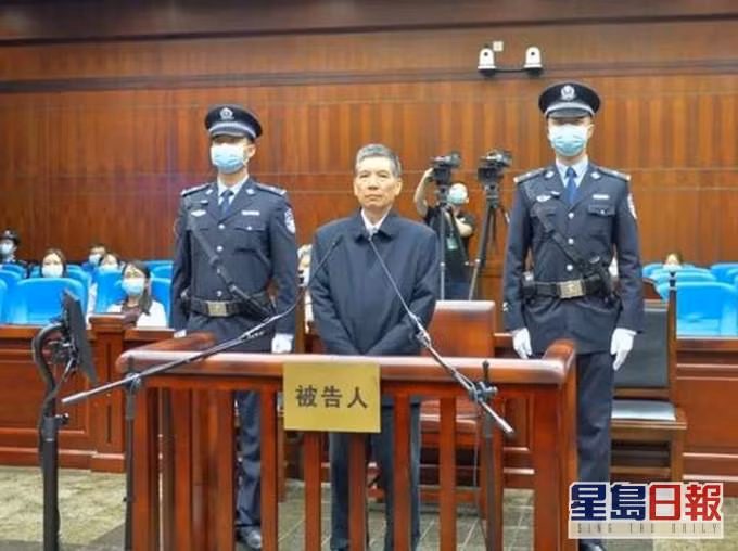 Tạ Quang Vinh nhận tội trước tòa án Thành Đô (Ảnh: SingTao).