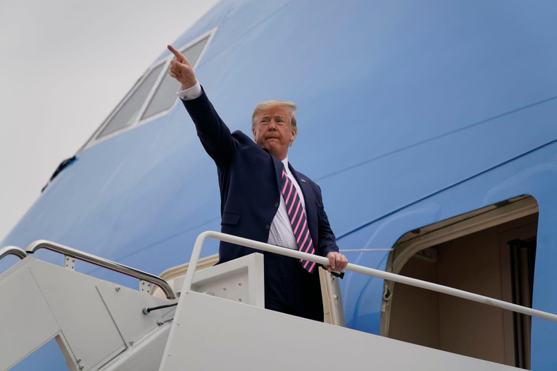 Ông Trump lên chuyên cơ "Air Force One" rời Washington (Ảnh: AP). Ông Trump lên chuyên cơ "Air Force One" rời Washington (Ảnh: AP).