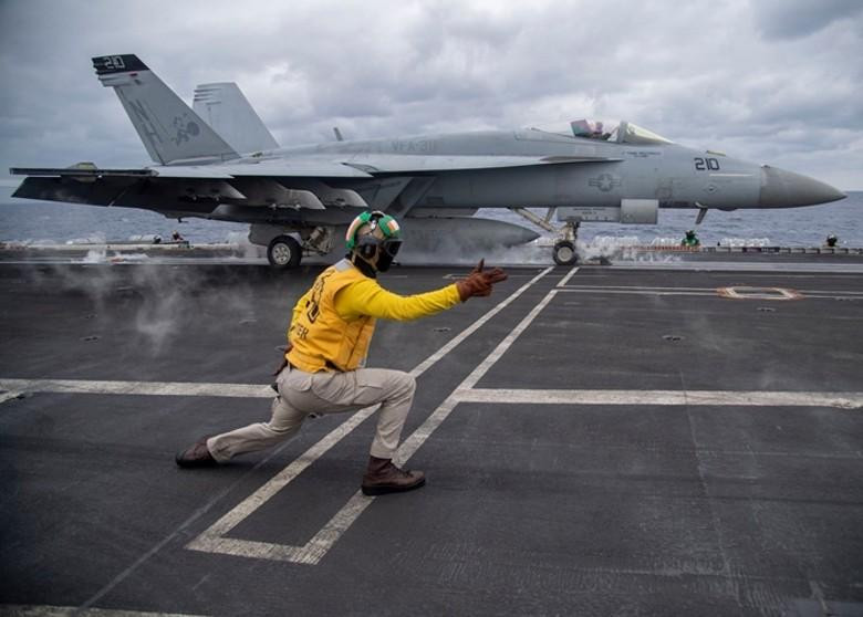 Máy bay Mỹ tập cất cánh trên tàu sân bay USS Roosevelt (Ảnh: Dwnews). Máy bay Mỹ tập cất cánh trên tàu sân bay USS Roosevelt (Ảnh: Dwnews).