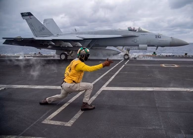 Máy bay Mỹ tập cất cánh trên tàu sân bay USS Roosevelt (Ảnh: Dwnews).