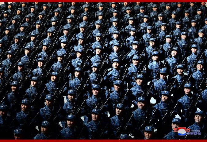 Lực lượng đặc nhiệm bắn tỉa diễu qua lễ đài (Ảnh: KCNA).