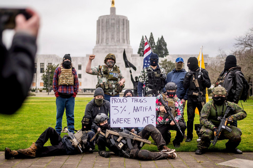 Ngày 17 /1, tại Salem, bang Oregon, những người biểu tình có vũ trang tự xưng là của tổ chức "Boogaloo Boys" chụp ảnh chung với những người biểu tình khác bên ngoài tòa nhà nghị viện bang Oregon (Ảnh: AP). Ngày 17 /1, tại Salem, bang Oregon, những người biểu tình có vũ trang tự xưng là của tổ chức "Boogaloo Boys" chụp ảnh chung với những người biểu tình khác bên ngoài tòa nhà nghị viện bang Oregon (Ảnh: AP).