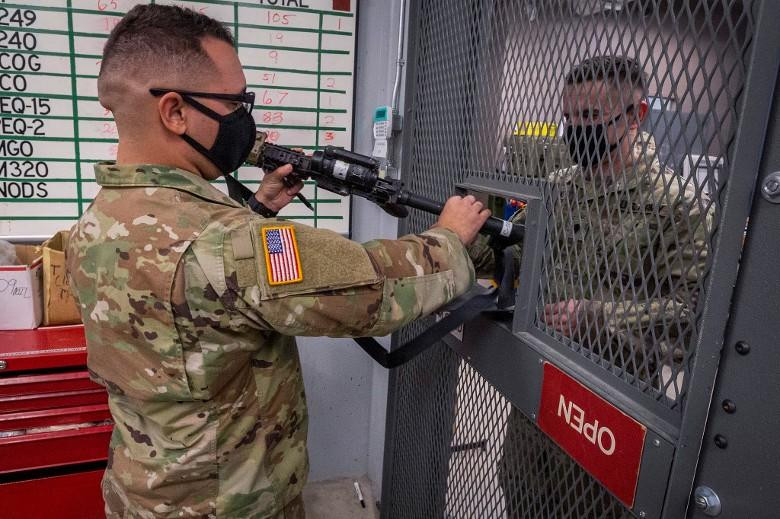 Lính Vệ binh quốc gia nhận vũ khí để triển khai đến Washington (Ảnh: Dongfang).