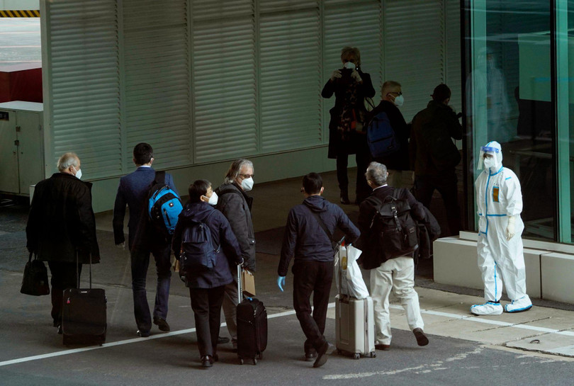 Nhóm điều tra của các chuyên gia WHO từ Singapore đến sân bay Vũ Hán hôm 14/1/2021 (Ảnh: AP).