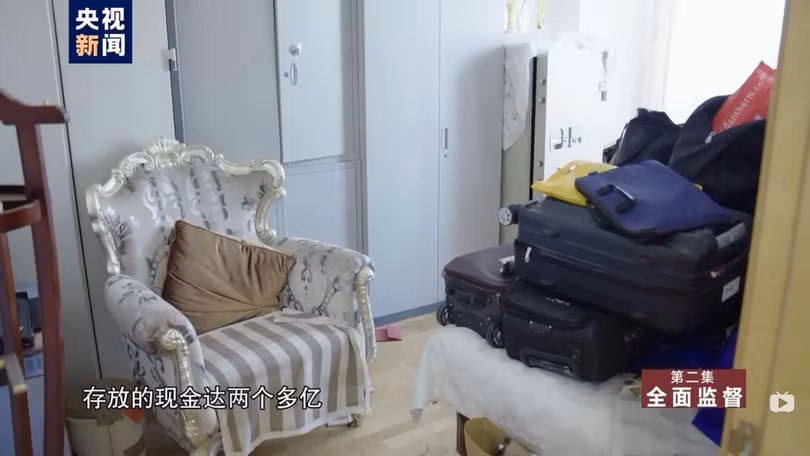 Các vỏ va li, túi xách đựng tiền chất đống trong nhả Lại Tiểu Dân (Ảnh: CCTV).