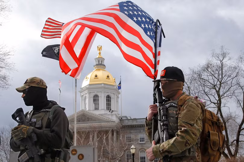 Ngày 17 tháng 1, những người biểu tình có vũ trang đứng trước tòa nhà nghị viện bang New Hampshire ở Concord (Ảnh: AP).