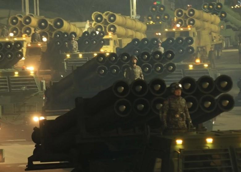 Các giàn phóng rôc két cỡ nòng lớn tham gia diễu hành (Ảnh: KCNA).