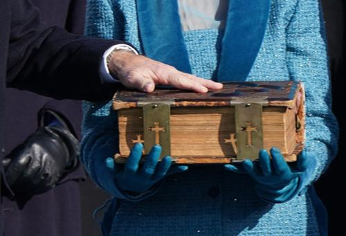 Chiếc đồng hồ lộ ra khi ông Biden tuyên thệ (Ảnh: Guancha).