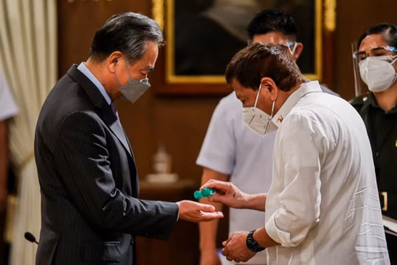 Ông Duterte sau khi trở thành Tổng thống Philippines không ngừng cải thiện quan hệ với Trung Quốc. Trong ảnh: ông tự tay khử trùng tay cho Ngoại trưởng Trung Quốc Vương Nghị sang thăm Phi hôm 16/1 (Ảnh: Dwnews).