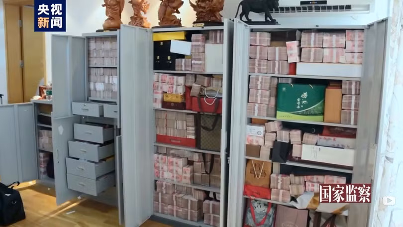 Tiền mặt chất đầy các ngăn tủ trong ngôi nhà bí mật của Lại Tiểu Dân (Ảnh: CCTV).