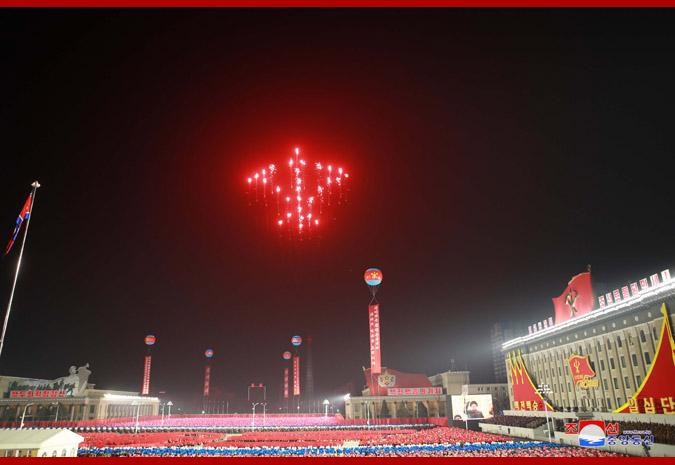 Máy bay chiến đấu xếp thành hình biểu tượng của Đảng Lao động Triều Tiên trên bầu trời (Ảnh: KCNA).